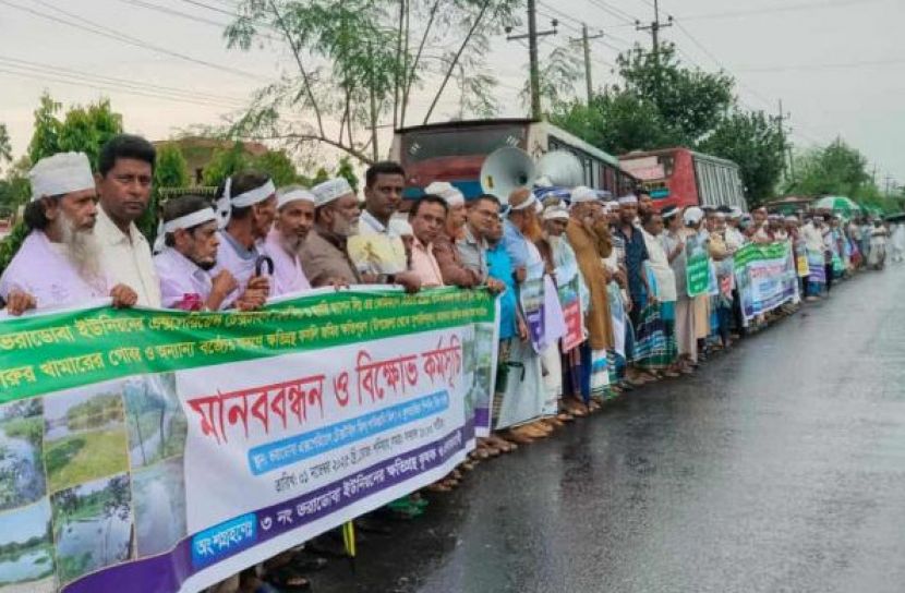 কৃষকদের ক্ষতিপূরণের দাবিতে কাফনের কাপড় পড়ে বিক্ষোভ মিছিল