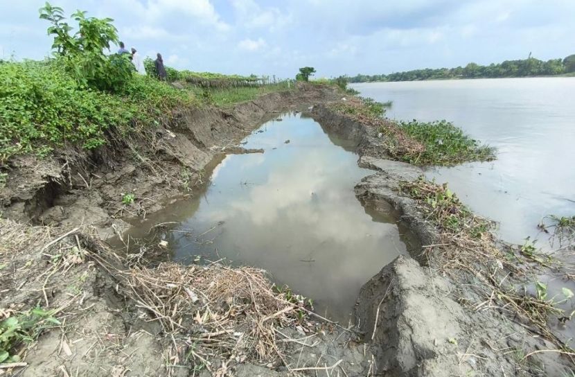 নদীর পাড়ে চলছে মাটিখেকোদের দৌরাত্ম্য, ভাঙন আতঙ্কে গ্রামবাসী