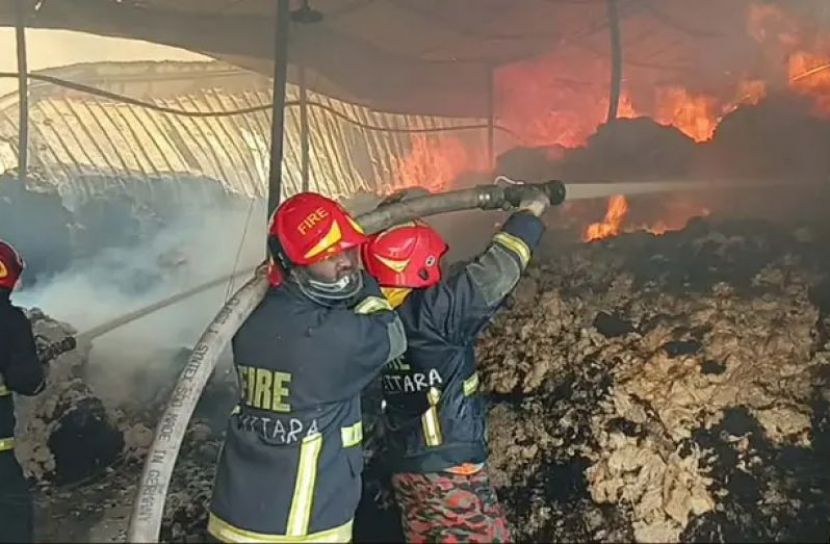 গাজীপুরে তুলার গুদামে আগুন, ফায়ার সার্ভিসের ৭ ইউনিট উদ্ধার কাজে