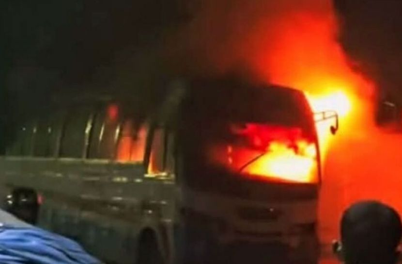  আবারও রাজধানীতে বাসে আগুন