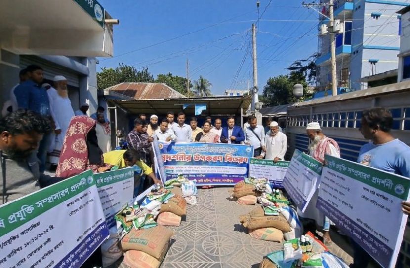 শিবচরে কৃষি প্রদর্শনীতে বীজ ও কীটনাশক বিতরণ