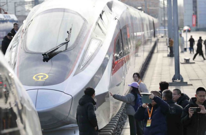 চীনে ট্রেন দুর্ঘটনায় ১১ রেলকর্মী নিহত, নিরাপত্তা ব্যবস্থার প্রশ্ন