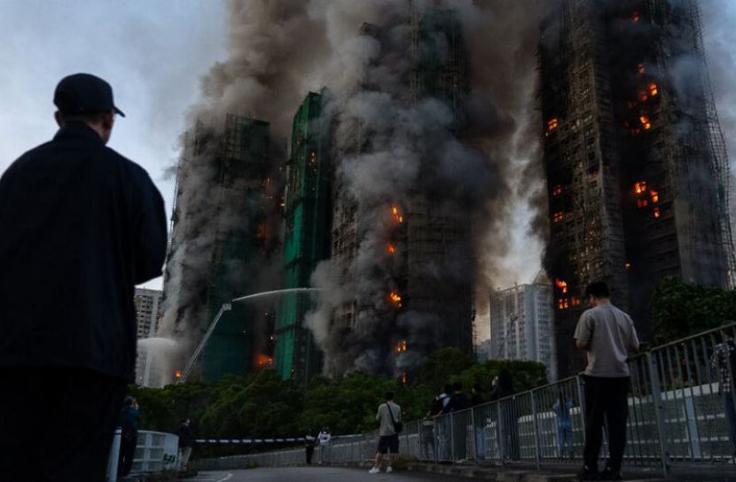 হংকংয়ে আবাসিক কমপ্লেক্সে ভয়াবহ আগুন: মৃত বেড়ে ৫৫, নিখোঁজ ২৭৯, গ্রেফতার ৩