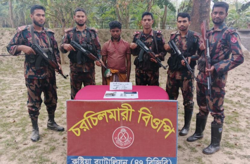 কুষ্টিয়ায় অস্ত্র, ম্যাগাজিন, গুলিসহ আটক যুবক