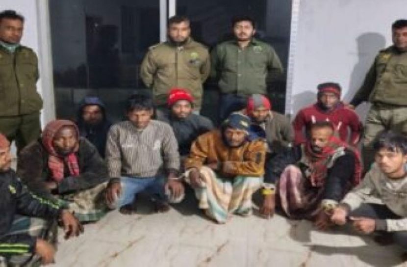 সুন্দরবনে ট্রলার, নৌকা ও জালসহ ১১ জেলে আটক