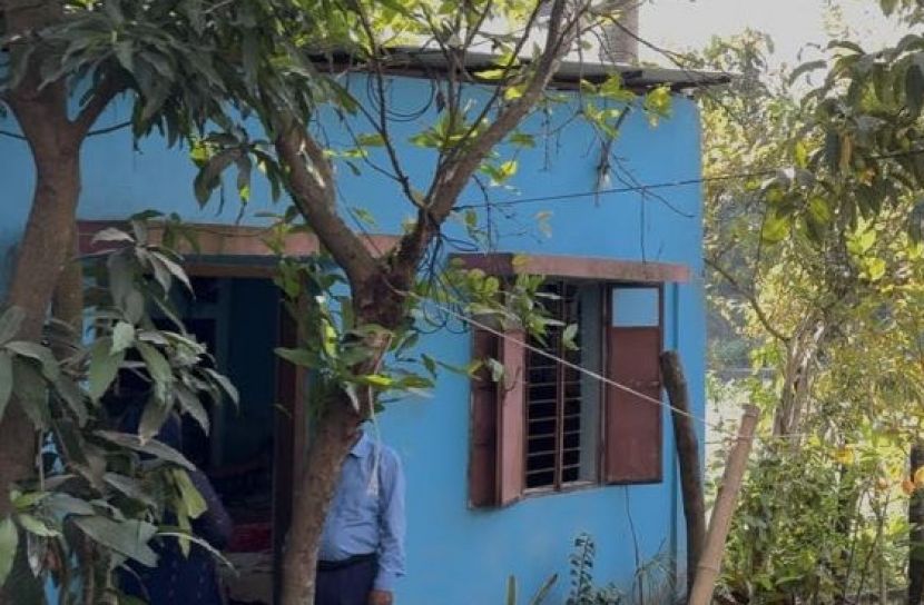 সাংবাদিকসহ ৪ পরিবারকে অবরুদ্ধ রাখার অভিযোগ