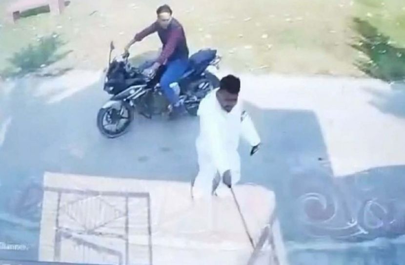 আলফাডাঙ্গা কলেজে পরীক্ষা চলাকালে অস্ত্র হাতে মহড়া, গ্রেপ্তার যুবক