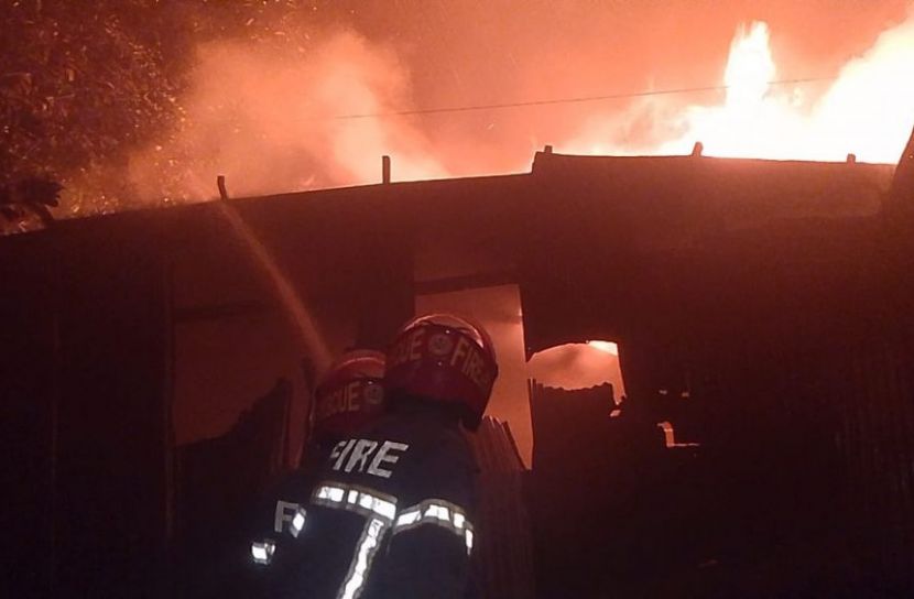 সিরাজদীখানে ভয়াবহ অগ্নিকাণ্ডে ৮টি দোকান পুড়ে ছাই