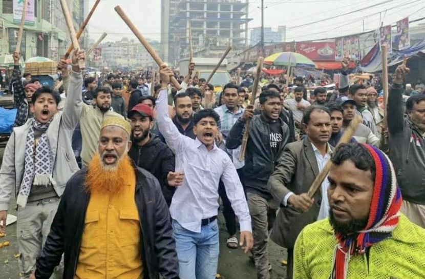 কারওয়ান বাজারে চাঁদাবাজ বিরোধী মানববন্ধনে হামলা, ব্যবসায়ীদের পাল্টা ধাওয়া