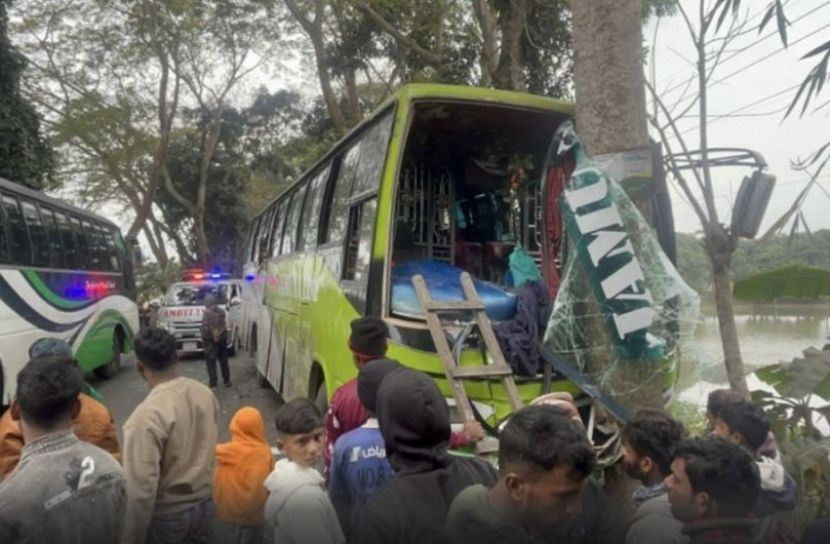 মাদারীপুরে যাত্রীবাহী বাস নিয়ন্ত্রণ হারিয়ে গাছের সঙ্গে ধাক্কা, আহত ১০