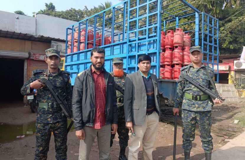 নোয়াখালীতে বেশি দামে গ্যাস সিলিন্ডার বিক্রির করায় ২০ হাজার টাকা জরিমানা