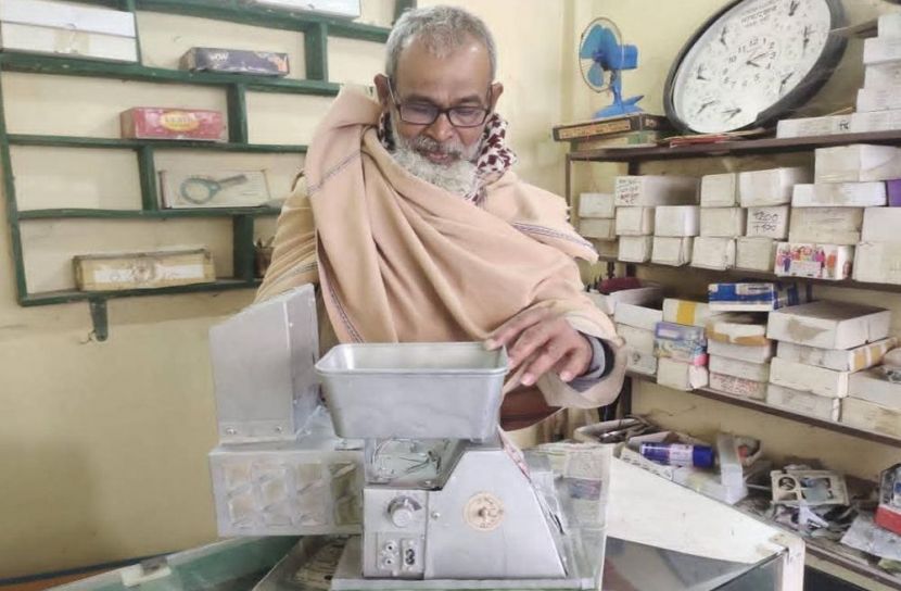 চশমার গ্লাসকাটা ও ফিনিশিং মেশিন তৈরি করে অনন্য নজির গড়লেন মজিবর