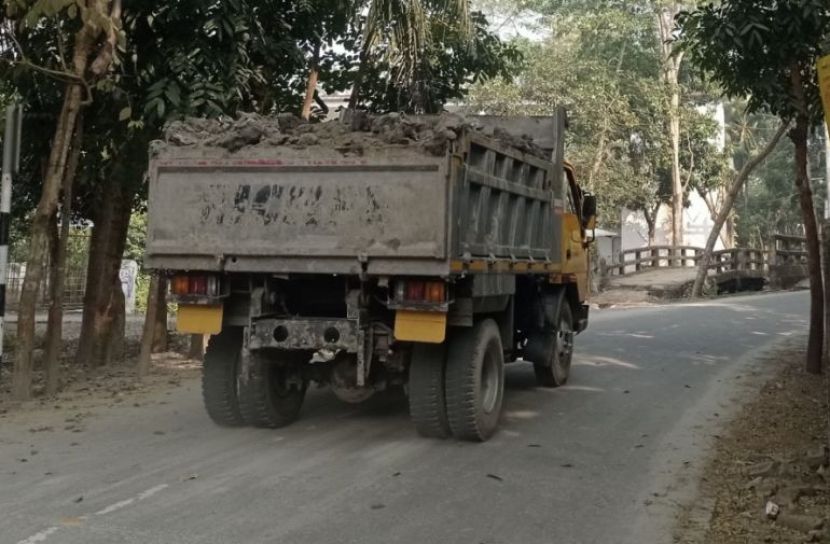 ভারী ট্রাকে বালু ও মাটি পরিবহনে নষ্ট হচ্ছে গ্রামীণ সড়ক