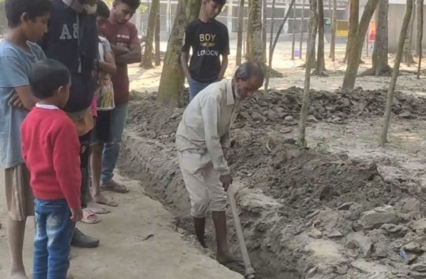 গাইবান্ধায় শত বছরের রাস্তা কেটে নালা খনন