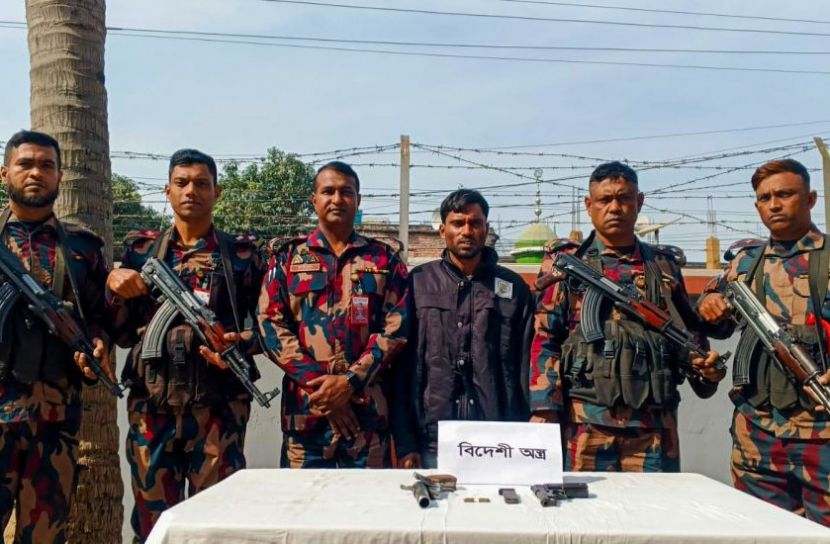 কুষ্টিয়া সীমান্তে অস্ত্র ও গুলিসহ চোরাকারবারী আটক