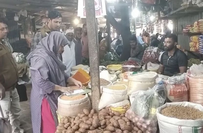 ক্রেতা সেজে অভিযানে  ম্যাজিস্ট্রেট শাইখা সুলতানা,  জরিমানা আরোপ