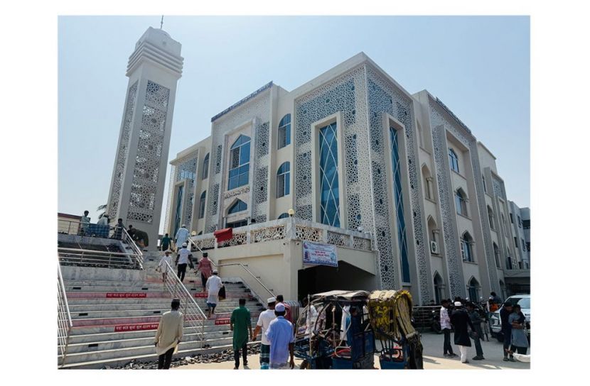 মাদারীপুর মডেল মসজিদ; একসঙ্গে নামাজ পড়েন ৩ হাজার মুসল্লি