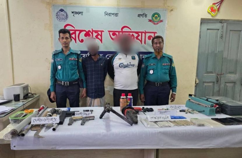 চট্রগ্রামে শীর্ষ সন্ত্রাসী বড় সাজ্জাদের ২ অনুসারী দেশি-বিদেশি অস্ত্র ও ইয়াবাসহ গ্রেপ্তার