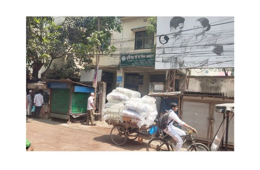 মুন্সীগঞ্জে মা ও শিশু কল্যাণ কেন্দ্রের সামনে অবৈধ দোকানপাট, চরম ভোগান্তিতে রোগীরা