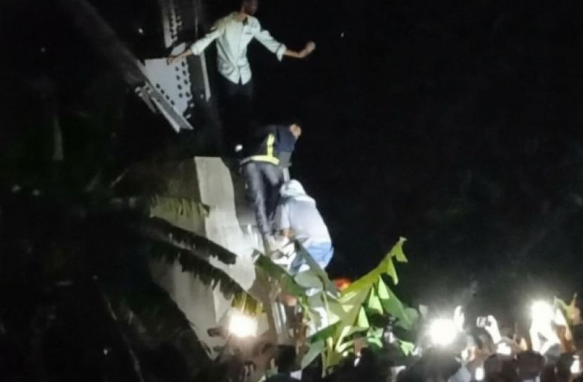 বিচ্ছেদের পর অভিমানে ৪৬০ ফুট টাওয়ারে উঠে আত্মহত্যার চেষ্টা তরুণের