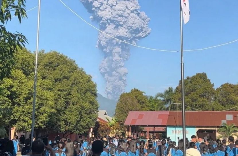 ইন্দোনেশিয়ায় অগ্ন্যুৎপাতে ৩ পর্বতারোহীর প্রাণহানি