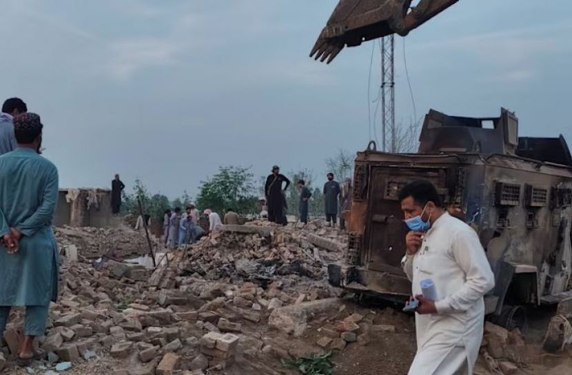 পাকিস্তানে আত্মঘাতী গাড়ি বোমা হামলা, ১৪ পুলিশ নিহত