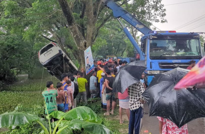 মুন্সীগঞ্জ মাইক্রোবাস খাদে পড়ে দুবাই প্রবাসীর স্ত্রী নিহত, আহত- ১১