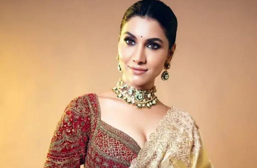 মন খুলে সবকিছু বলতে পারি না: রুক্মিণী