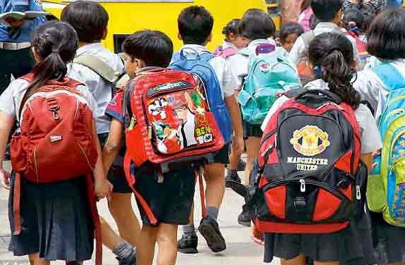 ভারী ব্যাগে বাড়ছে শিশুর স্বাস্থ্যঝুঁকি, নষ্ট হচ্ছে  ভবিষ্যৎ! 