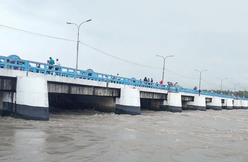 হঠাৎ উজানের ঢলে বাড়ছে তিস্তার পানি