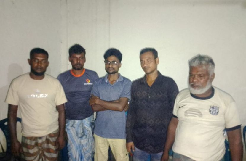 মাদারীপুরে  রাতের আঁধারে নদী থেকে বালু কাটার সময় ৫ ড্রেজার শ্রমিক আটক
