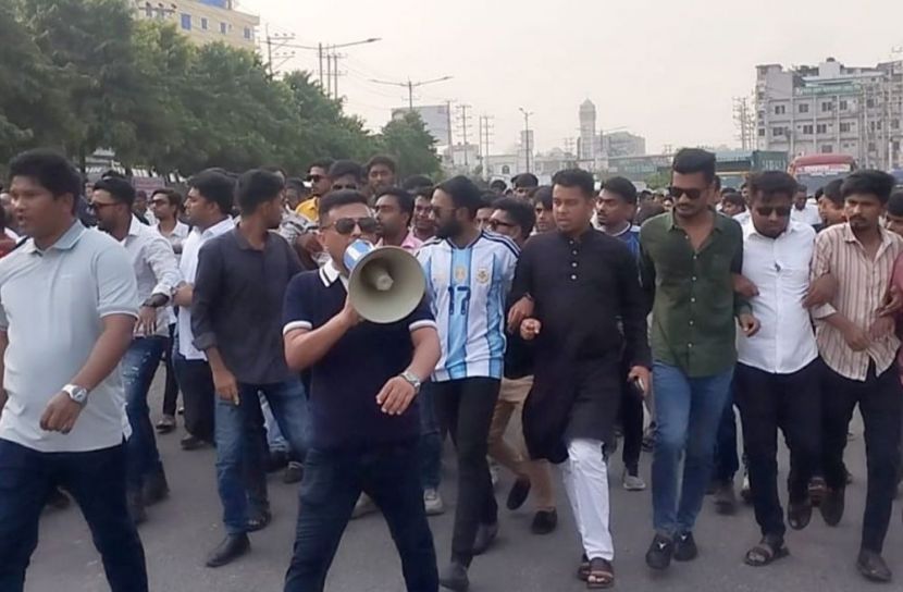 নিষিদ্ধ আওয়ামী লীগের কর্মসূচি ঘিরে সাভারে ছাত্রদলের শক্তি প্রদর্শন