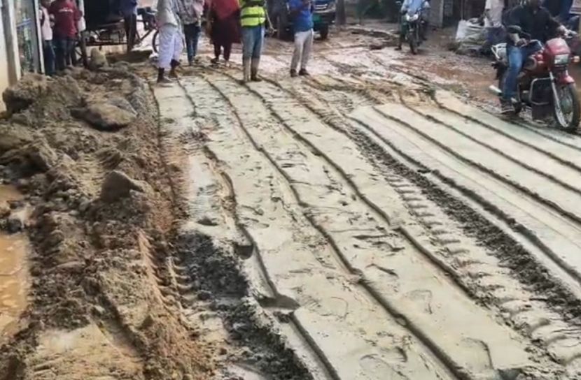 নিজস্ব অর্থায়নে কুটুরিয়া বাসস্ট্যান্ডে সড়ক সংস্কার করলেন নুরুল ইসলাম সরকার