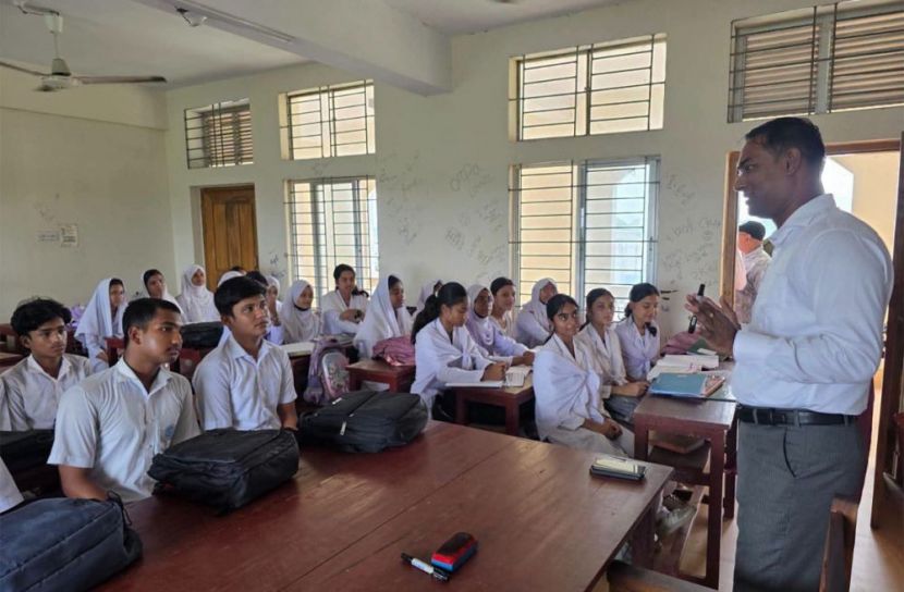 বিদ্যালয় পরিদর্শনে গিয়ে ক্লাস নিলেন ইউএনও