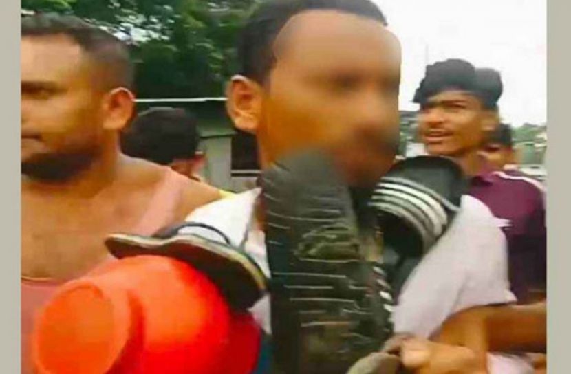 শিক্ষার্থীকে যৌন হয়রানি,শিক্ষকের গলায় জুতার মালা