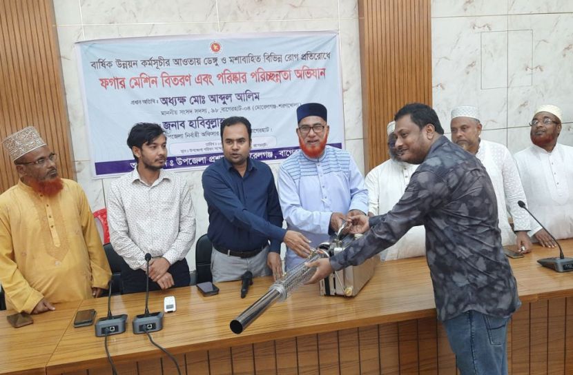 ডেঙ্গু প্রতিরোধে মোরেলগঞ্জে ১৭টি ফগার মেশিন বিতরণ