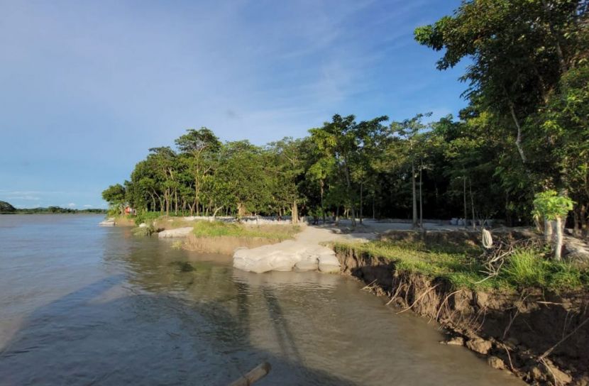 আড়িয়াল খাঁ নদীর ভাঙনের আতঙ্ক, স্থায়ী বাঁধ নির্মানের দাবি   