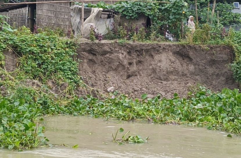 অবৈধ ড্রেজারে গিলছে আড়িয়াল খাঁ: ভাঙনের শিকার শত পরিবারের আর্তনাদ 