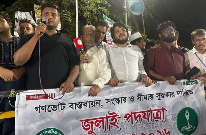সরকার মোমবাতি আর হারিকেন দিয়েছে: হাসনাত  