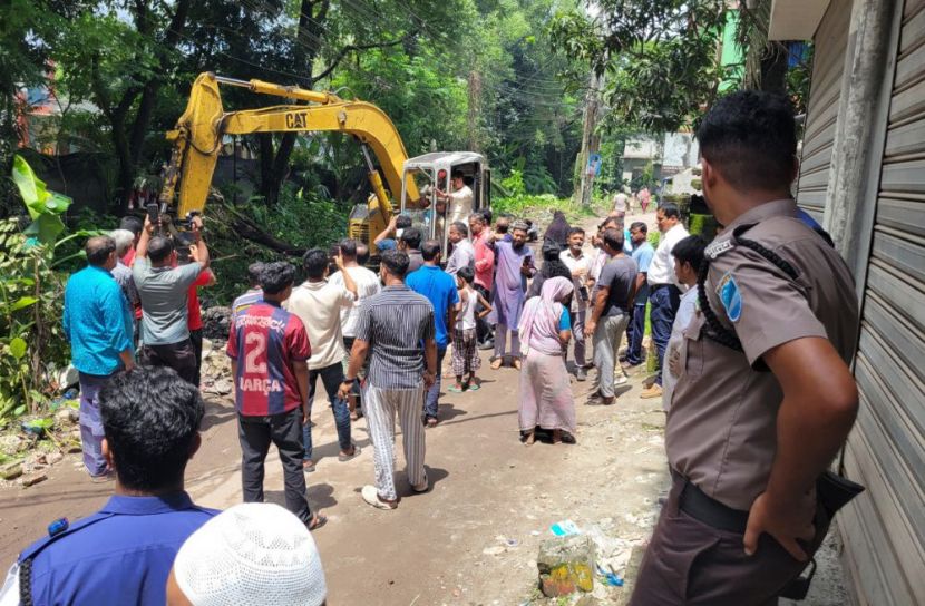 মাদারীপুরে খাল খনন কার্যক্রম পরিদর্শনে এমপি জাহান্দার