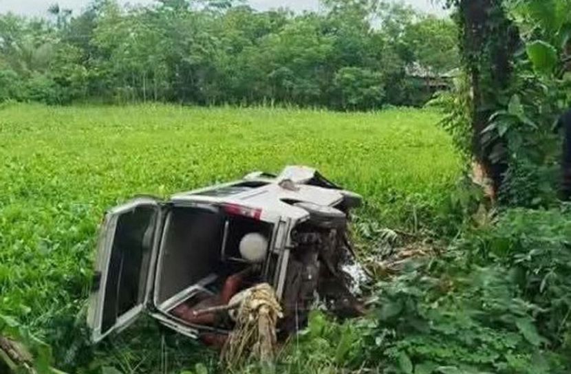 ঝালকাঠিতে অ্যাম্বুলেন্স খাদে, চালকসহ আহত ৬