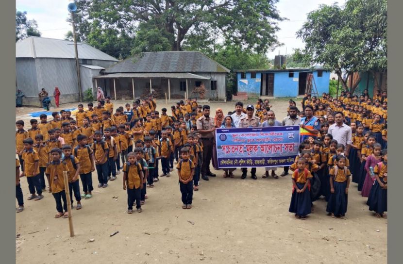 দৌলতদিয়ায় শিক্ষার্থীদের নিয়ে নৌ-পুলিশের সচেতনতামূলক কর্মসূচি
