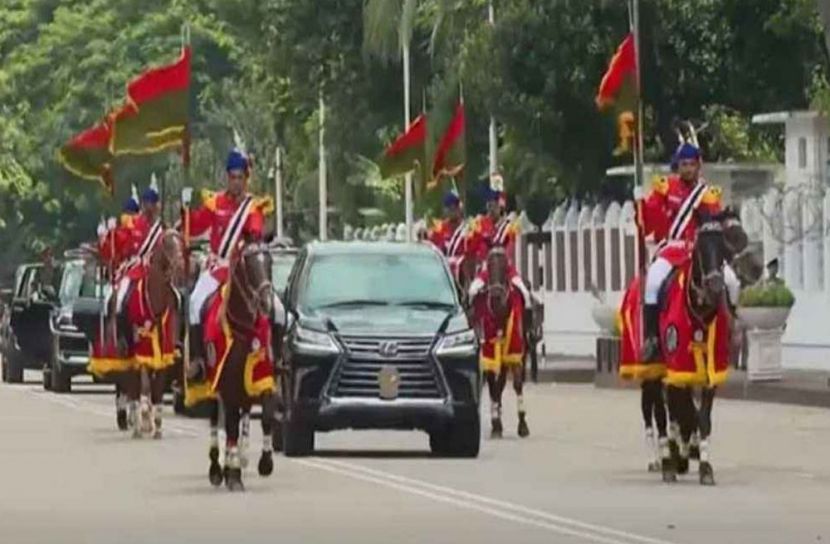 বঙ্গভবনে ভারপ্রাপ্ত রাষ্ট্রপতিকে গার্ড অব অনার প্রদান
