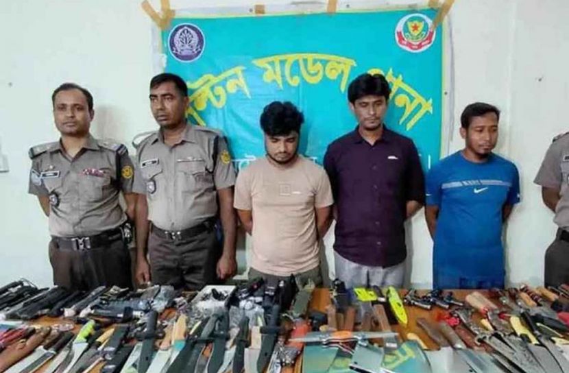 বায়তুল মোকাররমে ডিএমপির অভিযান, ৪৬৪টি ধারালো অস্ত্র জব্দ