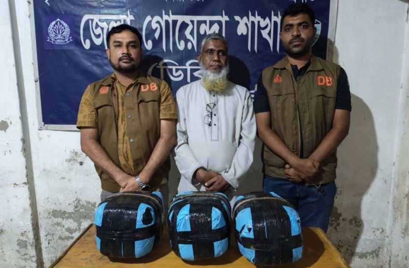 নোয়াখালীতে ১২ কেজি গাঁজাসহ মাদক কারবারি গ্রেপ্তার