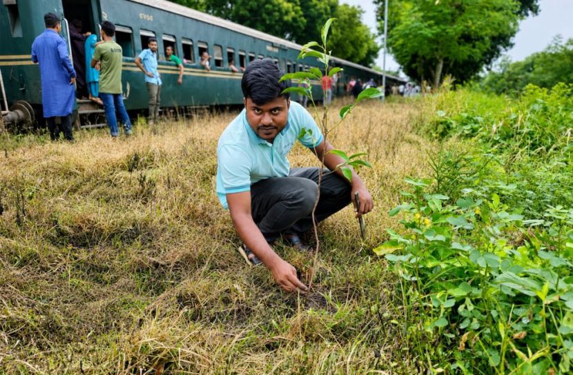 সামাজিক ও মানবিক কর্মকাণ্ডে প্রশংসিত কুষ্টিয়ার তরুণ পলাশ কুমার 
