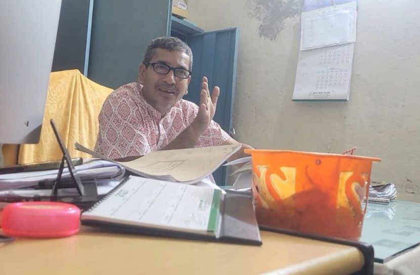 ছুটির রাতে খোলা ভূমি অফিস, ভেতরে তহশিলদার