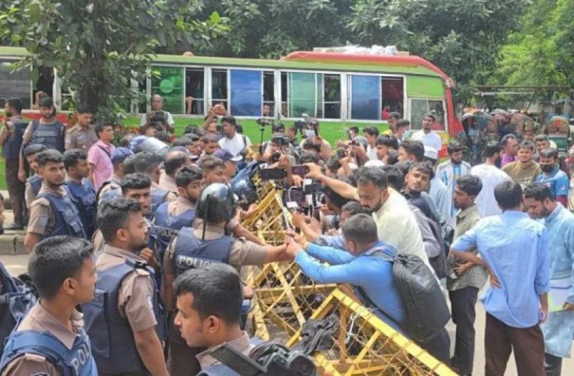 আলিয়া মাদ্রাসা এলাকায় সংঘাতের আশঙ্কায় পুলিশ মোতায়েন