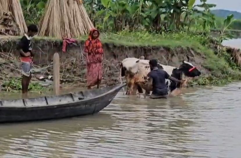 গভীর রাতে আড়িয়াল খাঁয় ড্রেজার, ঘরবাড়ি হারাচ্ছে অর্ধশত পরিবার 