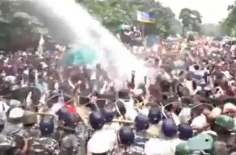 আবারও প্রশ্নফাঁসের অভিযোগে উত্তাল ভারত